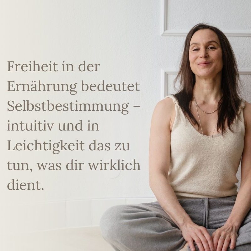 Bild zum Blogbeitrag über natürliches Essverhalten und die Lösung von verzerrtem Essverhalten und Essstörungen (Food Issues) mit Iris Pyka und Aufschrift "Freiheit in der Ernährung bedeutet Selbstbestimmung - intuitiv und in Leichtigkeit das zu tun, was dir wirklich dient."