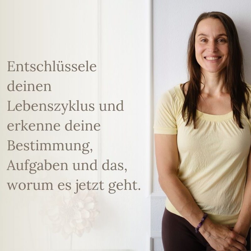Bild zum Blogbeitrag über astrologische Lebenszyklen von und mit Iris Pyka mit der Aufschrift "Entschlüssle deinen Lebenszyklus und erkenne deine Bestimmung, Aufgaben und das, worum es jetzt geht."