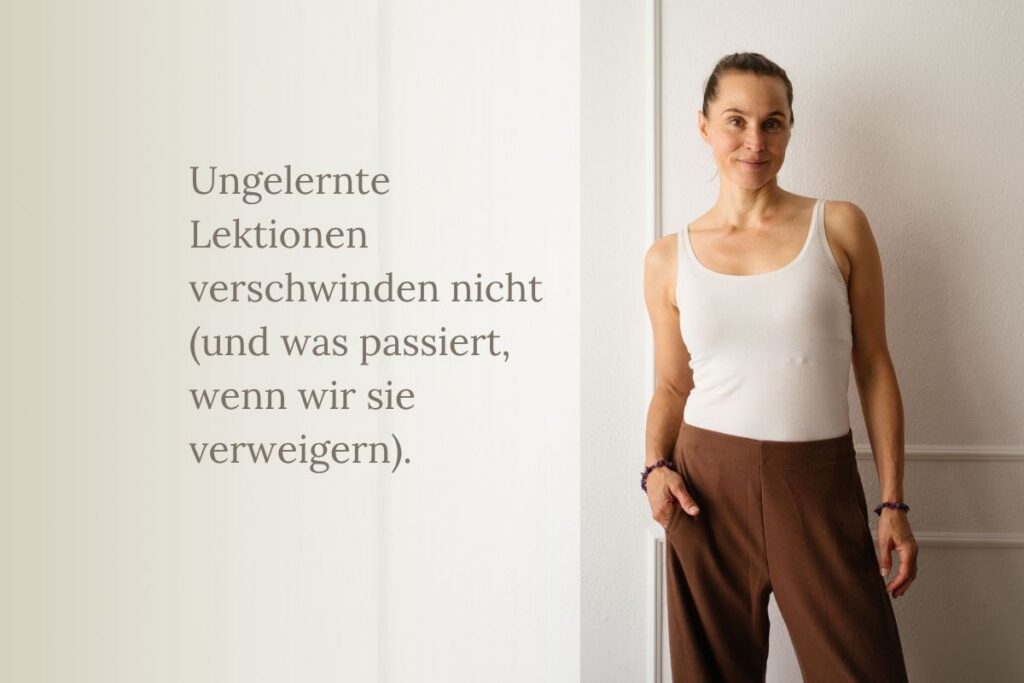 Bild zum Blogbeitrag über Lebenslektionen und wie wir sie meistern mit Iris Pyka und der Aufschrift "Ungelernte Lektionen verschwinden nicht (und was passiert, wenn wir sie verweigern)"