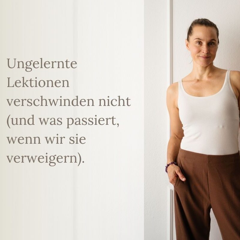 Bild zum Blogbeitrag über Lebenslektionen und wie wir sie meistern mit Iris Pyka und der Aufschrift "Ungelernte Lektionen verschwinden nicht (und was passiert, wenn wir sie verweigern)"